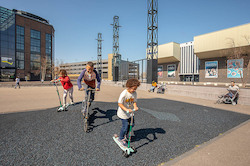 kinderen spelen op step op het Energieplein