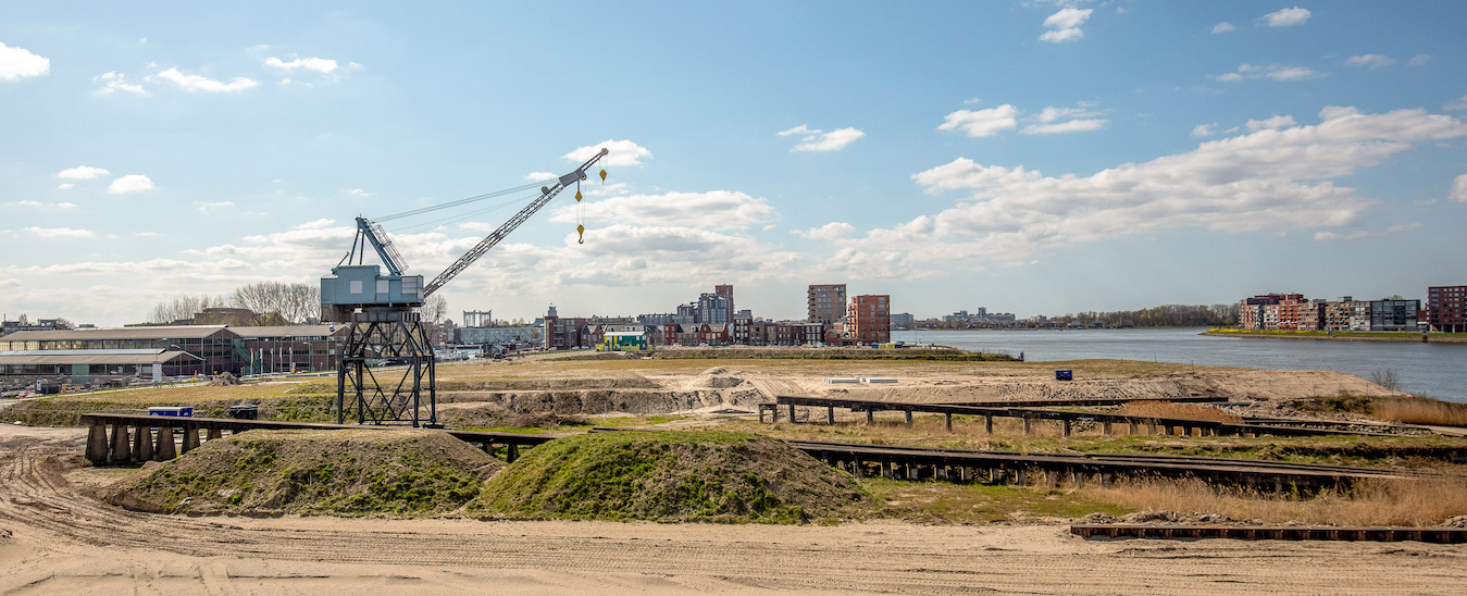 werk in uitvoering aan de toekomstige wervenpark met zicht op de kraanbaan