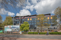 het voormalige servicekantoor van Drechtsteden wordt omgebouwd tot een multifunctioneel gebouw met appartementen en een kinderdagverblijf 